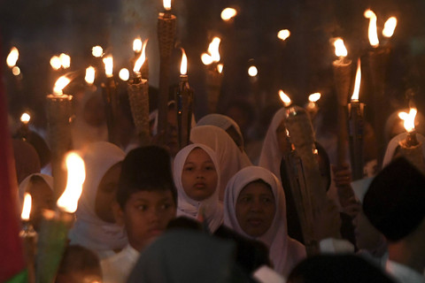 Sejumlah warga mengikuti pawai obor di kawasan Kayu Manis, Jakarta, Sabtu (6/7/2024). Foto: Hafidz Mubarak/ANTARA FOTO