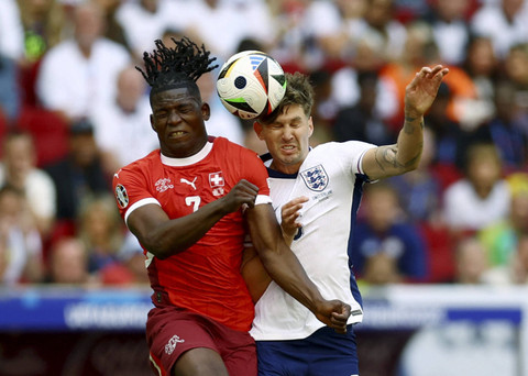 Breel Embolo dari Swiss beraksi dengan John Stones dari Inggris saat pertandingan Inggris melawan Swiss pada perempat final Piala Eropa 2024 di Dusseldorf Arena, Jerman, Sabtu (6/7/2024). Foto: Lee Smith/REUTERS 
