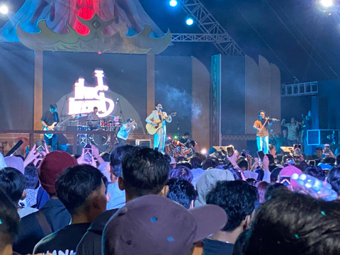 Budi Doremi saat konser di Lampung, Sabtu (6/7/2024) | Foto: Roza Hariqo / Lampung Geh