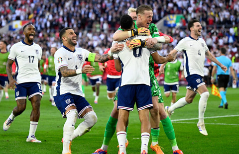 Selebrasi pemain Timnas Inggris usai menang melawan Timnas Swiss pada pertandingan perempat final Piala Eropa 2024 di Dusseldorf Arena, Dusseldorf, Jerman, Sabtu (6/7/2024). Foto: INA FASSBENDER / AFP
