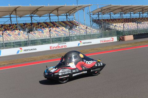 Mobil Sapuangin XI Evo 3 saat melesat pada lintasan Sirkuit Internasional Mandalika di ajang Shell Eco-Marathon (SEM) Asia Pacific and the Middle East 2024 Foto: Humas ITS