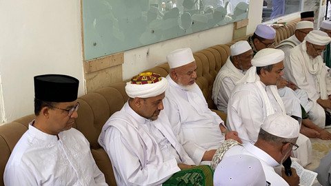 Eks Gubernur DKI Jakarta, Anies Baswedan menghadiri acara pernikahan putri ke-7 Habib Rizieq Syihab, Syarifah Zahra Syihab dengan Habib Husein Bin Anies Assegaf di Markaz Syariah, Petamburan, Jakarta Pusat, Minggu (7/7/2024). Foto: Zamachsyari/kumparan