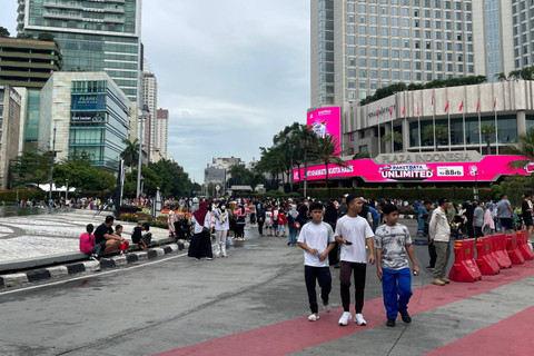 Warga berolahraga saat car free day (CFD) di kawasan Bundaran HI, Minggu (7/7/2024). Foto: Fadhil Pramudya/kumparan