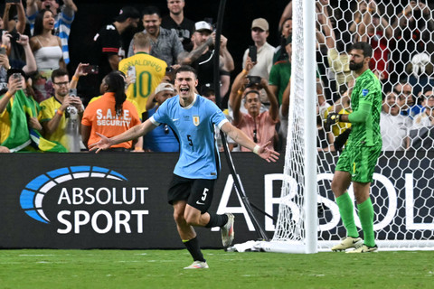 Selebrasi pemain Timnas Uruguay Manuel Ugarte usai memastikan menang melawan Timnas Brasil pada pertandingan perempat final Copa America 2024 di Stadion Allegiant, Las Vegas, Nevada, Amerika Serikat, Sabtu (6/7/2024). Foto: FREDERIC J. BROWN / AFP