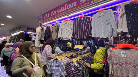 Suasana kegiatan belanja baju bekas atau thrifting di Pasar Senen Jaya, Jakarta Pusat, Minggu (7/7/2024). Foto: Fariza Rizky Ananda/kumparan