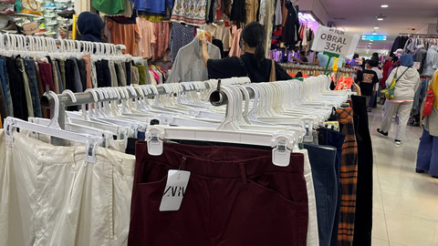 Suasana kegiatan belanja baju bekas atau thrifting di Pasar Senen Jaya, Jakarta Pusat, Minggu (7/7/2024). Foto: Fariza Rizky Ananda/kumparan