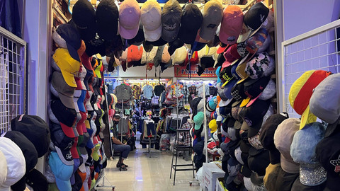 Suasana kegiatan belanja baju bekas atau thrifting di Pasar Senen Jaya, Jakarta Pusat, Minggu (7/7/2024). Foto: Fariza Rizky Ananda/kumparan