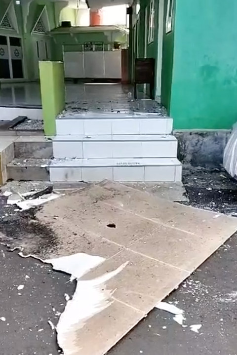 Salah satuh puing reruntuhan akibat gempa di Batang, Jawa Tengah, Minggu (7/7/2024). Foto: Dok. BPBD