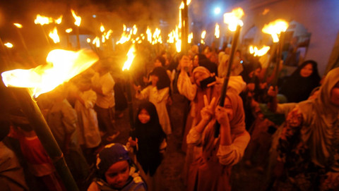 Santri dan Anak-anak yang ikut dalam pawai obor tahunan memperingati 1 muharram di Taoang Jambe Palembang, Minggu (7/7) Foto: ary priyanto/urban id