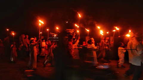 Anak-anak yang ikut pawai obor tradisi tahunan memperingati 1 muharram di Kelurahan Talang Jambe Palembang, Minggu (7/7) Foto: ary priyanto/urban id