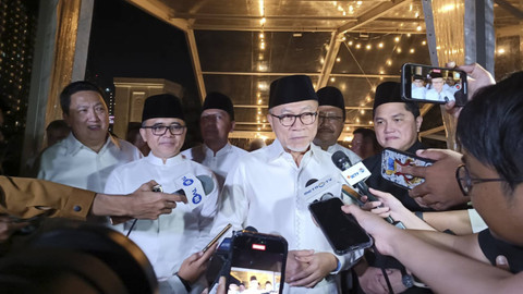 Menteri Perdagangan Zulkifli Hasan bersama Menteri BUMN Erick Thohir, Menteri PAN-RB Abdullah Azwar Anas dan Ketua Umum KIKT Garibaldi "Boy" Thohir usai hadiri acara International Hijriah Food Festival di Masjid At Thohir, Depok, Minggu (7/7/2024). Foto: Fadlan Nuril Fahmi/kumparan