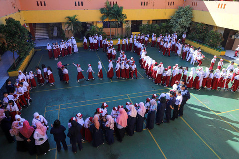 Sejumlah siswa antre bersalaman dengan gurunya pada Masa Pengenalan Lingkungan Sekolah (MPLS) di SDN Tebet Timur 17, Jakarta, Senin (8/7/2024). Foto: Iqbal Firdaus/kumparan