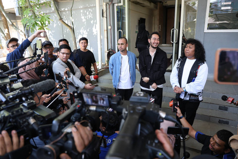 Artis Raffi Ahmad bersama Jeje dan Marshel Widianto saat ditemui wartawan usai mengisi acara di kawasan Tendean, Jakarta, Senin (8/7/2024). Foto: Agus Apriyanto