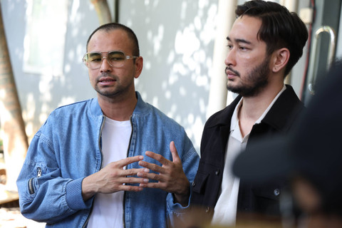 Artis Raffi Ahmad bersama Jeje saat ditemui wartawan usai mengisi acara di kawasan Tendean, Jakarta, Senin (8/7/2024). Foto: Agus Apriyanto