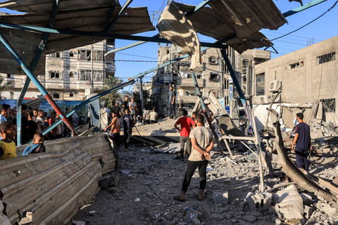 Kondisi usai serangan Israel yang menghantam Sekolah Al-Jouni di Nuseirat, Jalur Gaza, Sabtu (6/7/2024). Foto: Eyad BABA / AFP
