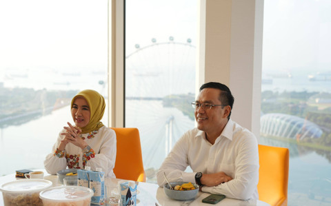 Komisaris Utama PT Pertamina (Persero) Simon Aloysius dan Direktur Utama PT Pertamina (Persero) Nicke Widyawati apresiasi kinerja Pertamina International Shipping Asia Pacific (PIS AP) yang sukses ekspansi di market internasional. Foto: Pertamina