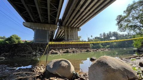 Garis polisi di TKP ditemukannya mayat Afif Maulana di bawah Jembatan Sungai Kuranji, Padang, Jumat (5/7/2024). Foto: Muthia Firdaus/kumparan