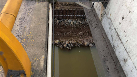Celah di antara 2 jembatan Sungai Kuranji, Kota Padang. Foto: Muthia Firdaus/kumparan