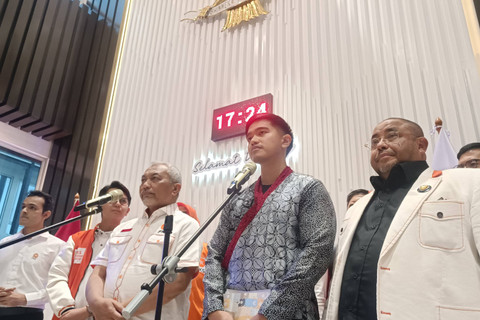 Presiden PKS Ahmad Syaikhu, Ketua Umum PSI Kaesang Pangarep, Sekjen PKS Abu Bakar Al-Habsyi dan rombongan masing-masing usai pertemuan tertutup di Kantor DPP PKS, Pasming, Jaksel, Senin (8/7/2024).  Foto: Thomas Bosco/kumparan