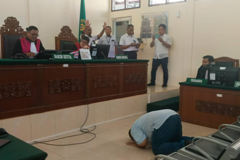 Eks Bupati Langkat Terbit Rencana Perangin-angin sujud syukur usai divonis bebas kasus kerangkeng manusia.  Foto: Dok. Istimewa