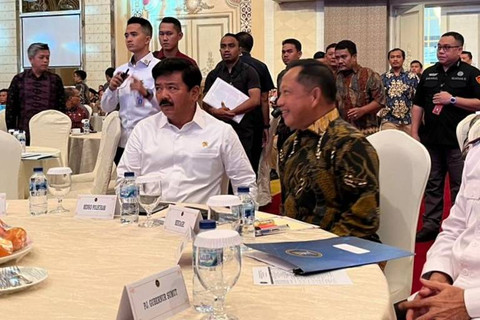 Menko Polhukam Hadi Tjahjanto dan Mendagri Tito Karnavian menghadiri Rapat Koordinasi Kesiapan Penyelenggaraan Pilkada Serentak Tahun 2024 Wilayah Sumatera di Regale Convention Hall, Kota Medan, Selasa (9/7/2024). Foto: Tri Vosa/kumparan