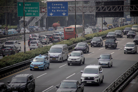 Sejumlah kendaraan melintas di Tol Dalam Kota, Jakarta, Selasa (9/7/2024). Foto: Jamal Ramadhan/kumparan