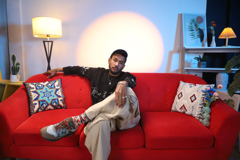 Musisi Teddy Adhitya saat menyambangi kantor kumparan, Jakarta, Selasa (9/7/2024). Foto: Iqbal Firdaus/kumparan