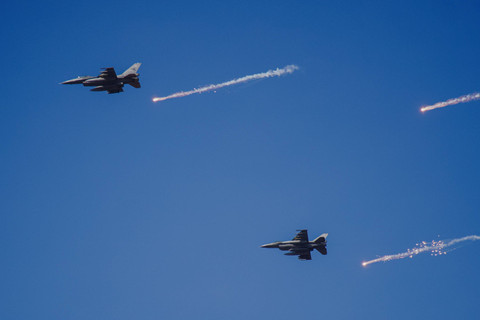 Pesawat tempur F-16 Fighting Falcon milik Skadron Udara 3 dan Skadron Udara 14 melepaskan suar saat Latihan Matra Udara II Koopsud II Sikatan Daya 2024 di Air Weapon Range (AWR) Pandanwangi, Lumajang, Jawa Timur, Selasa (9/7/2024). Foto: Irfan Sumanjaya/ANTARA FOTO