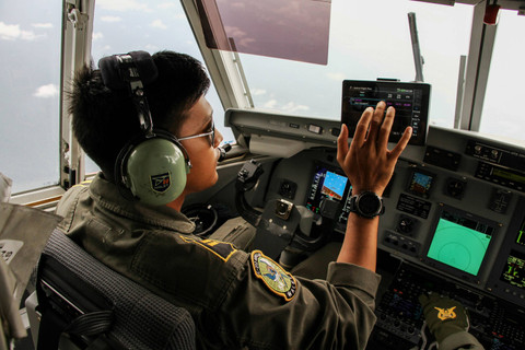 Pilot Skadron IV Lanud Abdul Rachman Saleh Malang Lettu Penerbang Edwin Aldrin melaksanakan Operasi Modifikasi Cuaca (OMC) dengan menggunakan pesawat NC-212i Cassa di kawasan udara Kalimantan Tengah, Selasa (9/7/2024). Foto: Auliya Rahman/ANTARA FOTO 