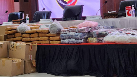 Barang bukti pengungkapan kasus peredaran narkoba di Bareskrim Polri, Selasa (9/7/2024).  Foto: Jonathan Devin/kumparan
