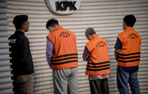 Para tersangka tertunduk saat dihadirkan dalam konferensi pers di Gedung Merah Putih Komisi Pemberantasan Korupsi (KPK), Jakarta, Selasa (9/7/2024). Foto: Jamal Ramadhan/kumparan