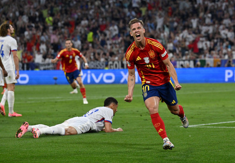Selebrasi Dani Olmo usai terjadi gol saat Spanyol vs Prancis dalam semifinal Piala Eropa 2024 di Allianz Arena, Jerman, pada Rabu (10/7) dini hari WIB. Foto: REUTERS/Annegret Hilse
