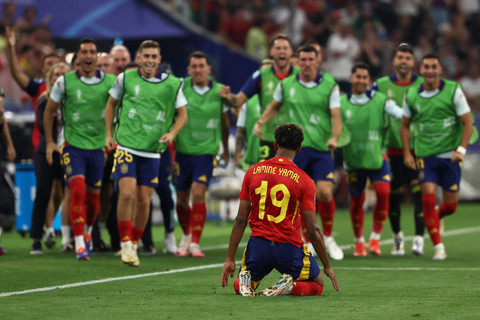 Selebrasi pemain Timnas Spanyol Lamine Yamal usai mencetak gol ke gawang Timnas Prancis pada pertandingan semifinal Piala Eropa 2024 di Allianz Arena, Muenchen, Jerman, Rabu (10/7/2024). Foto: FRANCK FIFE / AFP