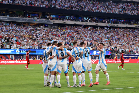 Selebrasi pemain Timnas Argentina usai mencetak gol ke gawang Timnas Kanada pada pertandingan semifinal Copa America 2024 di Stadion MetLife, New Jersey, Amerika Serikat, Rabu (10/7/2024). Foto: Charly Triballeau/AFP