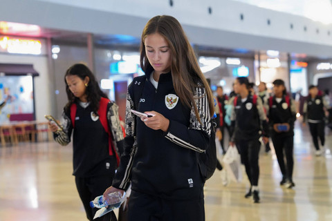Pemain Timnas Wanita Indonesia Katarina Stalin dan rombongan berangkat menuju Hong Kong. Foto: Timnas Indonesia