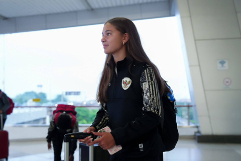 Pemain Timnas Wanita Indonesia Katarina Stalin berangkat menuju Hong Kong. Foto: Timnas Indonesia