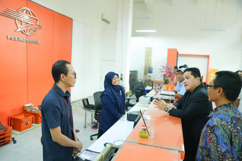Menteri Badan Usaha Milik Negara (BUMN) Erick Thohir mengapresiasi kolaborasi TikTok Indonesia dan PT Pos Indonesia dalam menghadirkan TikTok Pos Aja! Creator House di Kantor Pos Kota Tua, Jakarta. Foto: Dok. Kementerian BUMN