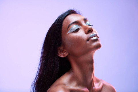 Ilustrasi makeup. Foto: PeopleImages.com - Yuri A/Shutterstock