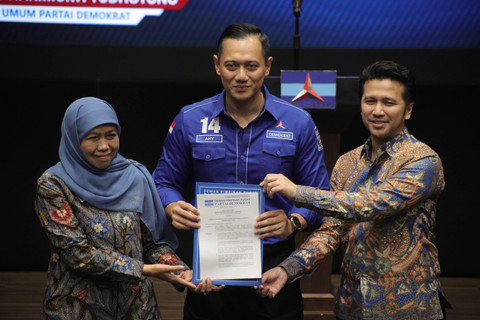 Penyerahan Rekomendasi Partai Demokrat untuk Pilkada Gubernur Provinsi Jawa Timur oleh Ketua Umum Partai Demokrat Agus Harimurti Yudhoyono di Kantor DPP Demokrat, Jakarta (10/7/2024). Foto: Jamal Ramadhan/kumparan