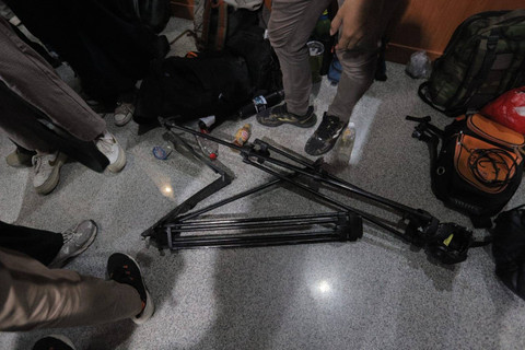 Tripod wartawan TV yang rusak karena ricuh usai sidang vonis SYL di Pengadilan Tipikor, Jakarta, Kamis (11/7/2024). Foto: Jamal Ramadhan/kumparan