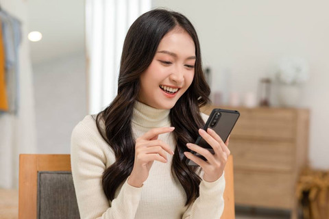 Ilustrasi perempuan main dating apps. Foto: Shutterstock