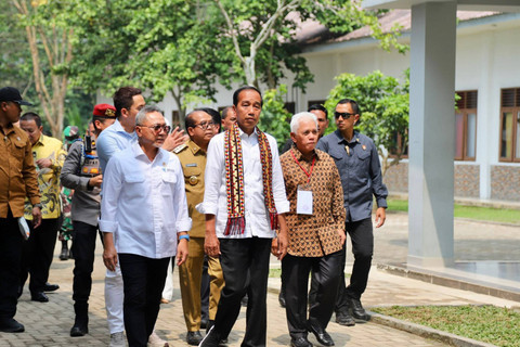 Presiden Jokowi berkeliling usai resmikan "Jokowi Learning Center" di SMA Kebangsaan Lampung. Foto: Dok. Istimewa