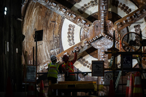 Pekerja mengecek mesin bor terowongan (tunnel boring machine) pembangunan jalur MRT Jakarta fase 2A CP 203 di terowongan bawah tanah Stasiun Kota, Jakarta, Kamis (11/7/2024). Foto: Bayu Pratama S/ANTARA FOTO