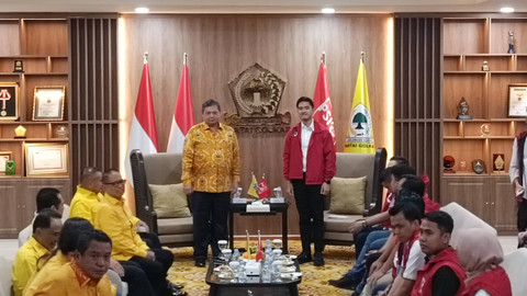Ketua Umum PSI Kaesang Pangarep dan Ketua Umum Golkar Airlangga Hartarto saat bertemu di DPP Golkar, Slipi, Jakbar, Kamis (11/7/2024). Foto: Thomas Bosco/kumparan