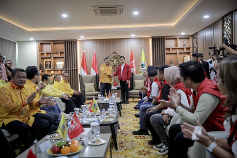 Ketum Partai Solidaritas Indonesia Kaesang Pangarep bersalaman dengan Ketum Partai Golkar Airlangga Hartarto di Kantor DPP Partai Golkar, Jakarta, Kamis (11/7/2024). Foto: Jamal Ramadhan/kumparan