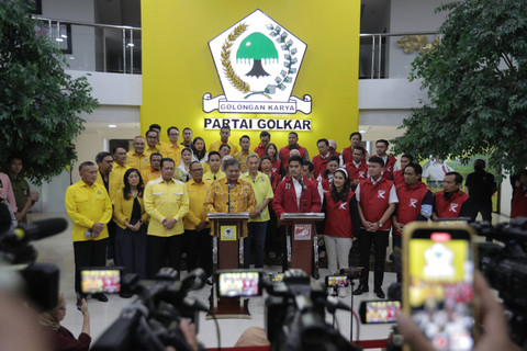 Ketua Umum Partai Golkar Airlangga Hartarto bersama Ketua Umum PSI Kaesang Pangarep saat melakukan pertemuan silahturahmi di Kantor DPP Partai Golkar, Jakarta , Kamis (11/7/2024). Foto: Jamal Ramadhan/kumparan