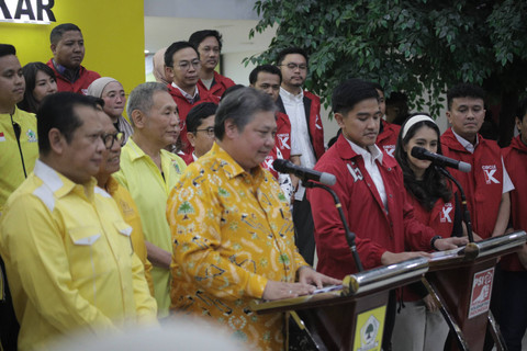 Ketua Umum Partai Golkar Airlangga Hartarto bersama Ketua Umum PSI Kaesang Pangarep saat melakukan pertemuan silahturahmi di Kantor DPP Partai Golkar, Jakarta , Kamis (11/7/2024).  Foto: Jamal Ramadhan/kumparan