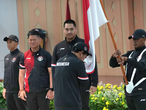 Pengukuhan kontingen ditandai penyerahan bendera Merah Putih dari Menpora Dito Ariotedjo kepada Chef de Mission (CdM) Anindya Novyan Bakrie. Berikutnya atlet & ofisial mencium bendera Merah Putih dengan khidmat di Wisma Kemenpora, Rabu (7/11). Foto: BPMI Setpres