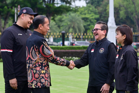 Presiden Republik Indonesia Joko Widodo berjabat tangan dengan Presiden Direktur PT Freeport Indonesia Tony Wenas saat acara pelepasan secara resmi Kontingen Indonesia di Istana Negara menuju Olimpiade 2024 Paris, Rabu (10/7). Foto: BPMI Setpres