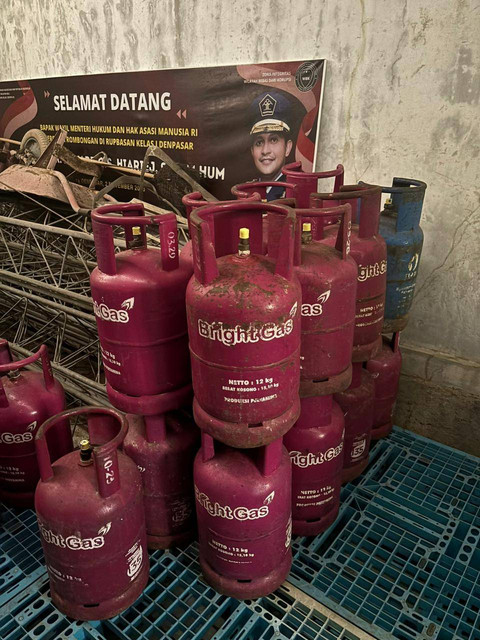 Barang bukti gas elpiji bersubsidi 3 kilogram dioplos di sebuah kontrakan di Jalan Nagasari, Kota Denpasar, Bali. Foto: Dok. Polda Bali